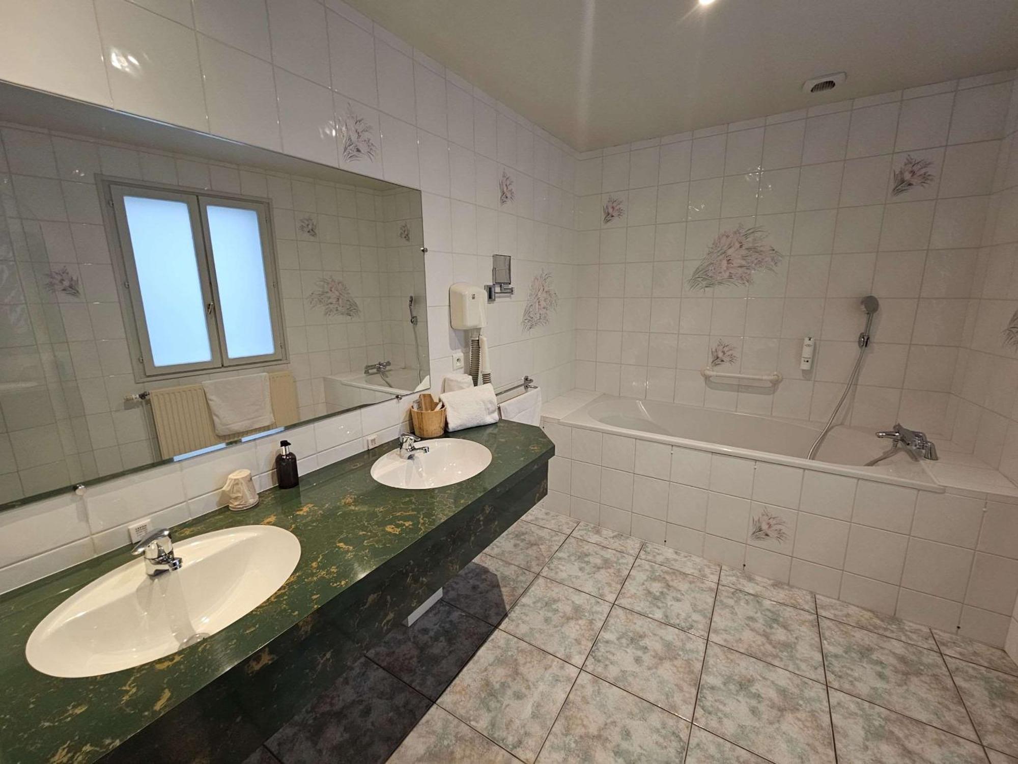 Mesnil-Saint-Père Auberge Du Lac, Sure Hotel Collection By Best Western מראה חיצוני תמונה