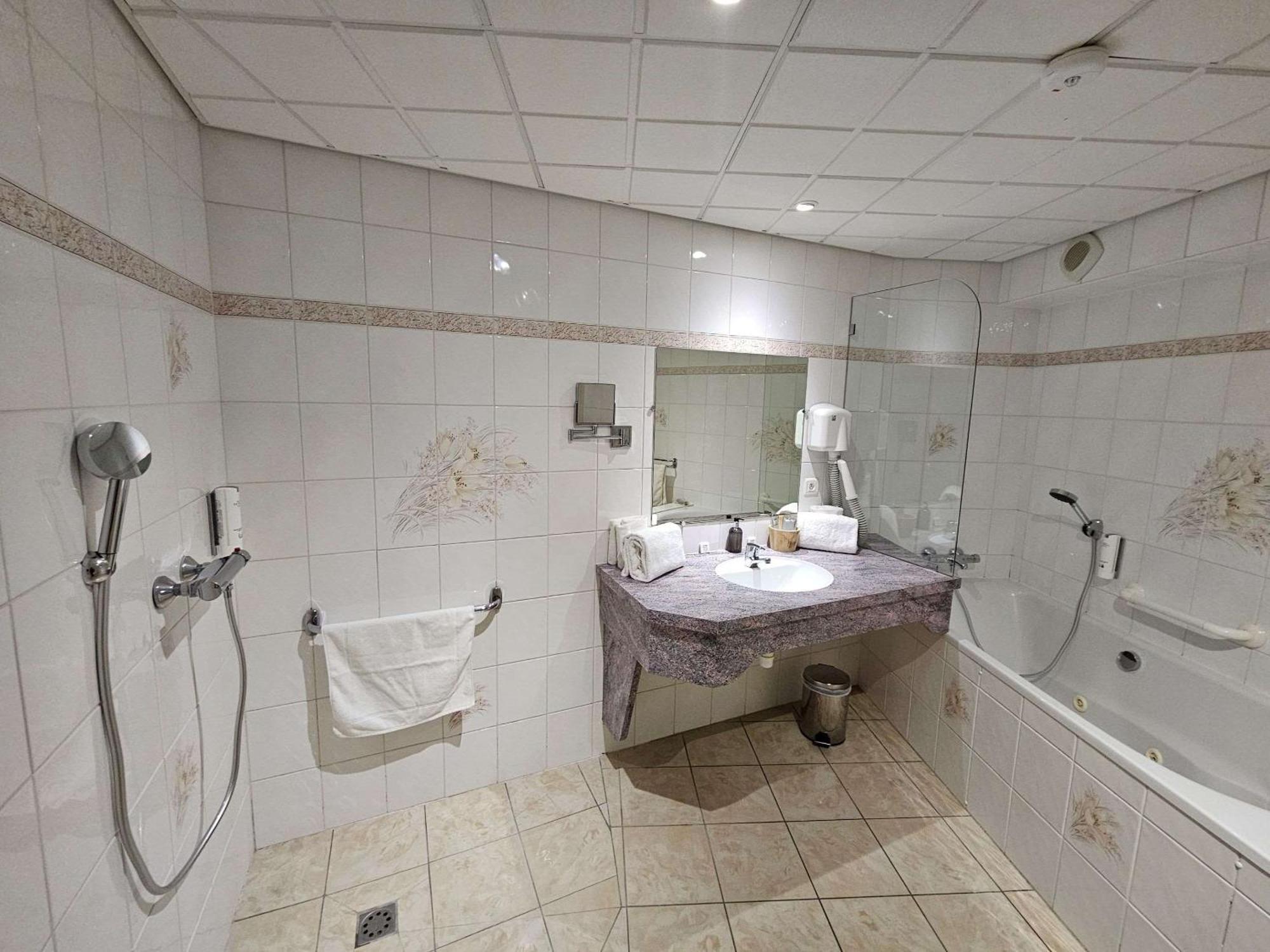 Mesnil-Saint-Père Auberge Du Lac, Sure Hotel Collection By Best Western מראה חיצוני תמונה